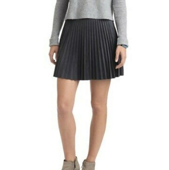 Vineyard Vines Dresses & Skirts - Vinyard Vines Gray Pleated Mini Skirt